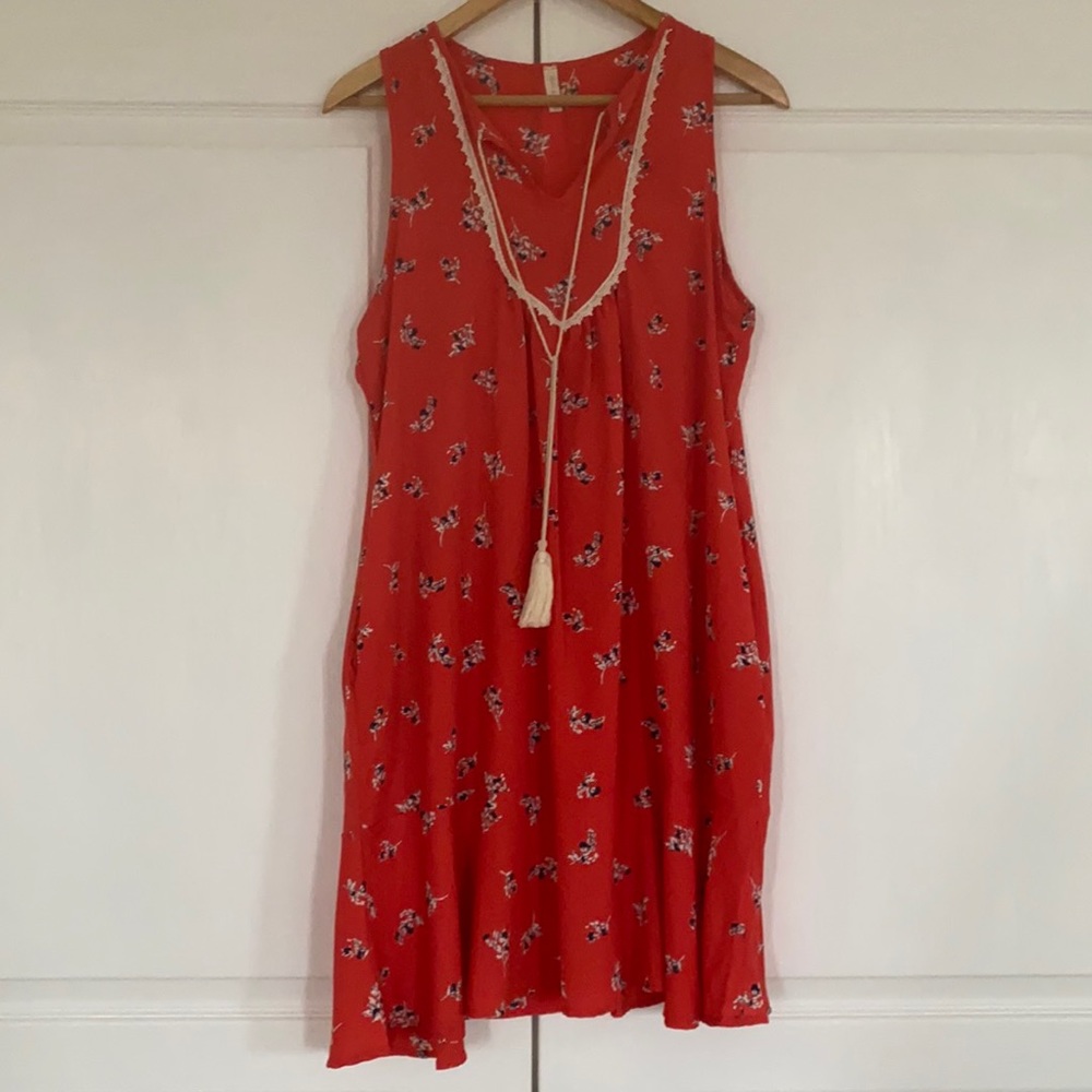 Sleeveless maternity dress in coral